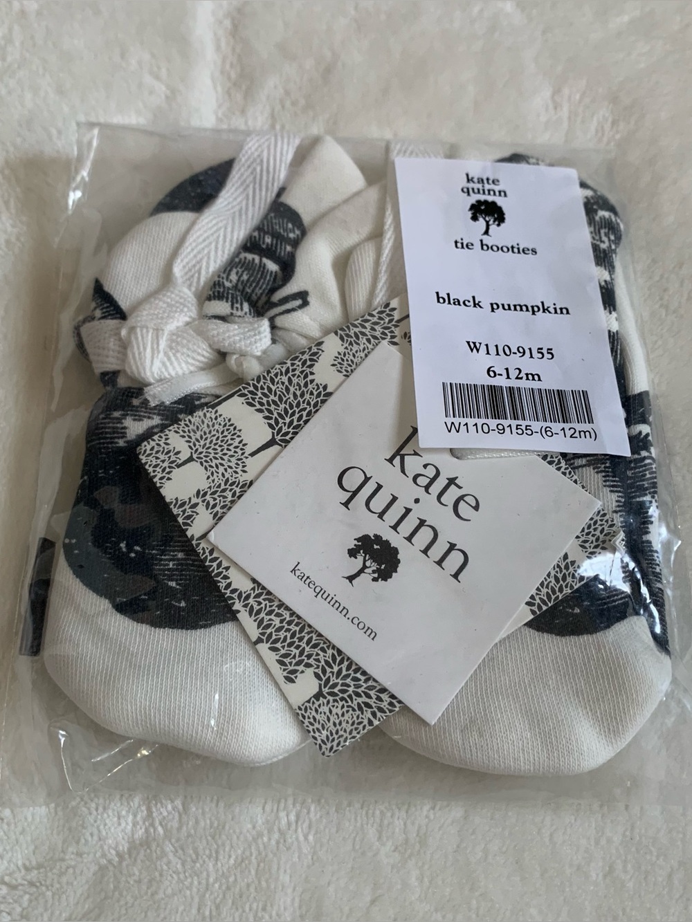 kate quinn New White and Black Pumpkin Tie Booties Size 6/12 Months